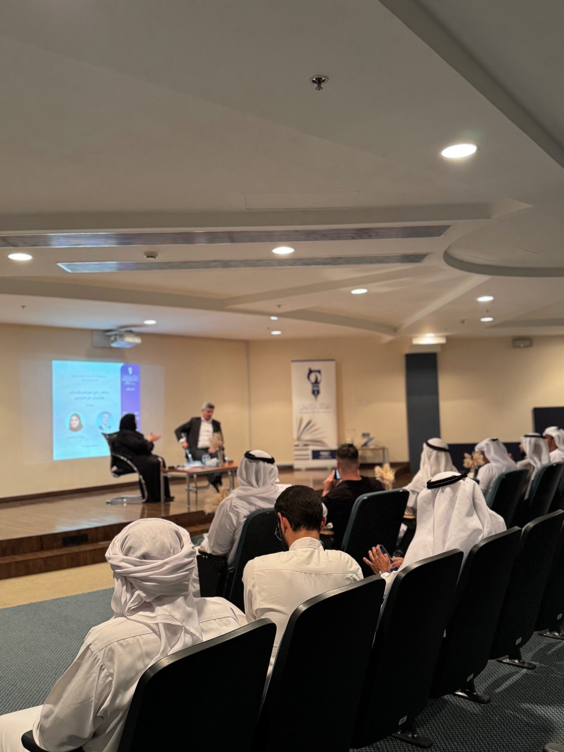 شيخة الجابري مديرة فرع أبوظبي تحاور رفعت عسّاف